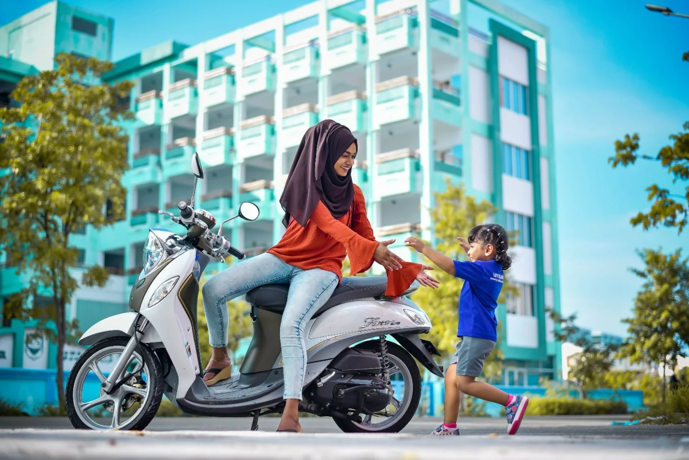 Motor Matic vs Motor Bebek: Mana yang Lebih Aman untuk Bonceng Anak?